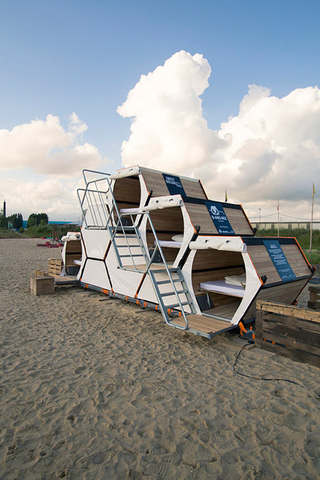 Illustration for article titled All music festivals should offer these king-size sleeping modules